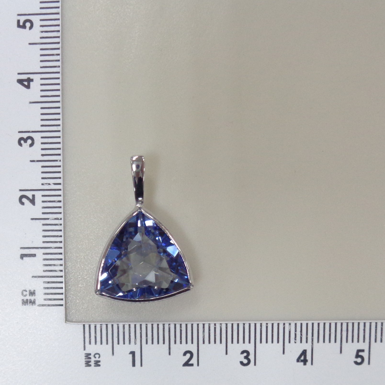 Серебряная подвеска с синим горным хрусталем